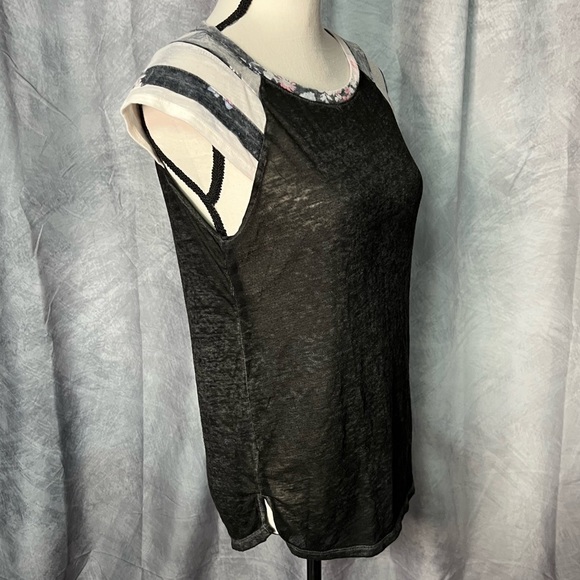 Derek Heart Dark Gray Floral Semi-Sheer Burnout Cap Sleeve Tee - Small - Picture 4 of 9